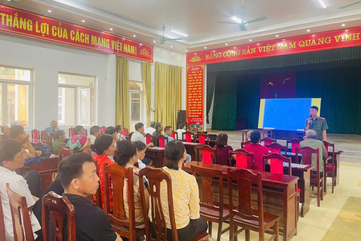 Công an xã Hà Đông tuyên truyền pháp luật về trật tự an toàn giao thông và Chỉ thị số 17 cho các tiểu thương trên địa bàn